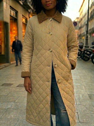 Abrigo Acolchado Beige con Cuello de Pana y Botones