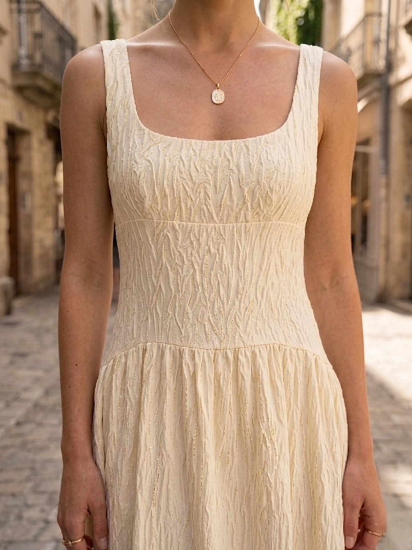 Vestido beige con tiras en dorado