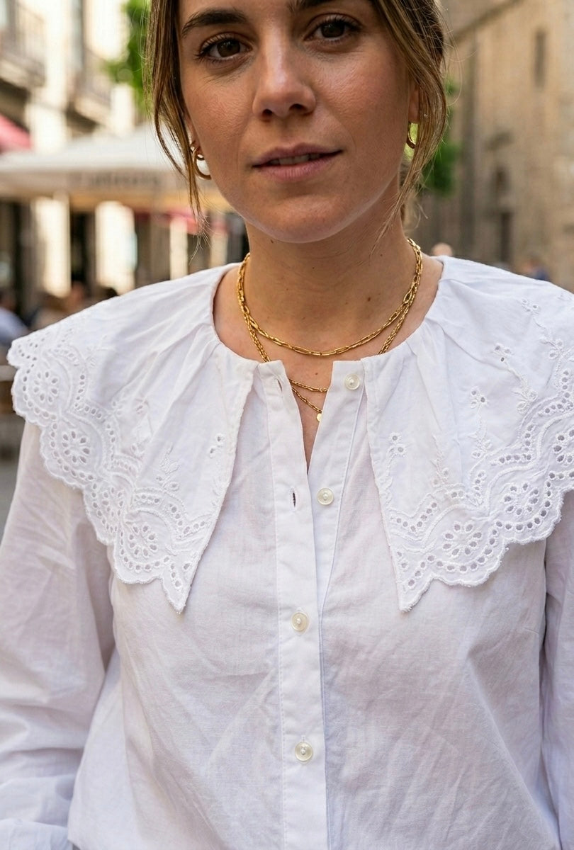 Camisa Blanca de Algodón con Cuello de Encaje de Ojales