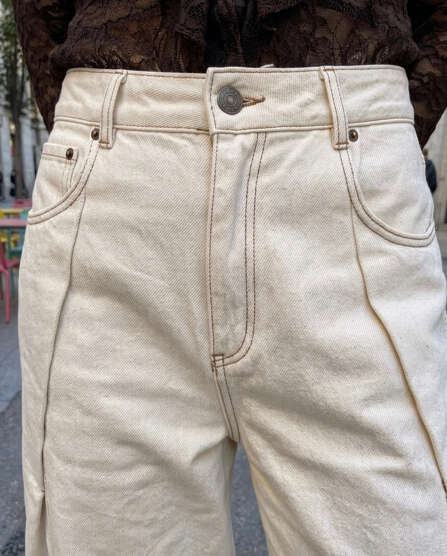 Pantalones vaqueros color beige con despuntes marrones