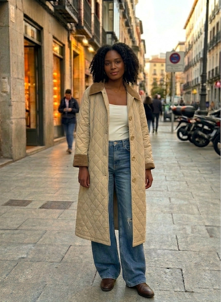 Abrigo Acolchado Beige con Cuello de Pana y Botones