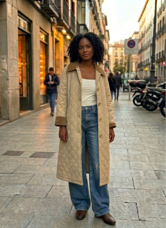 Abrigo Acolchado Beige con Cuello de Pana y Botones