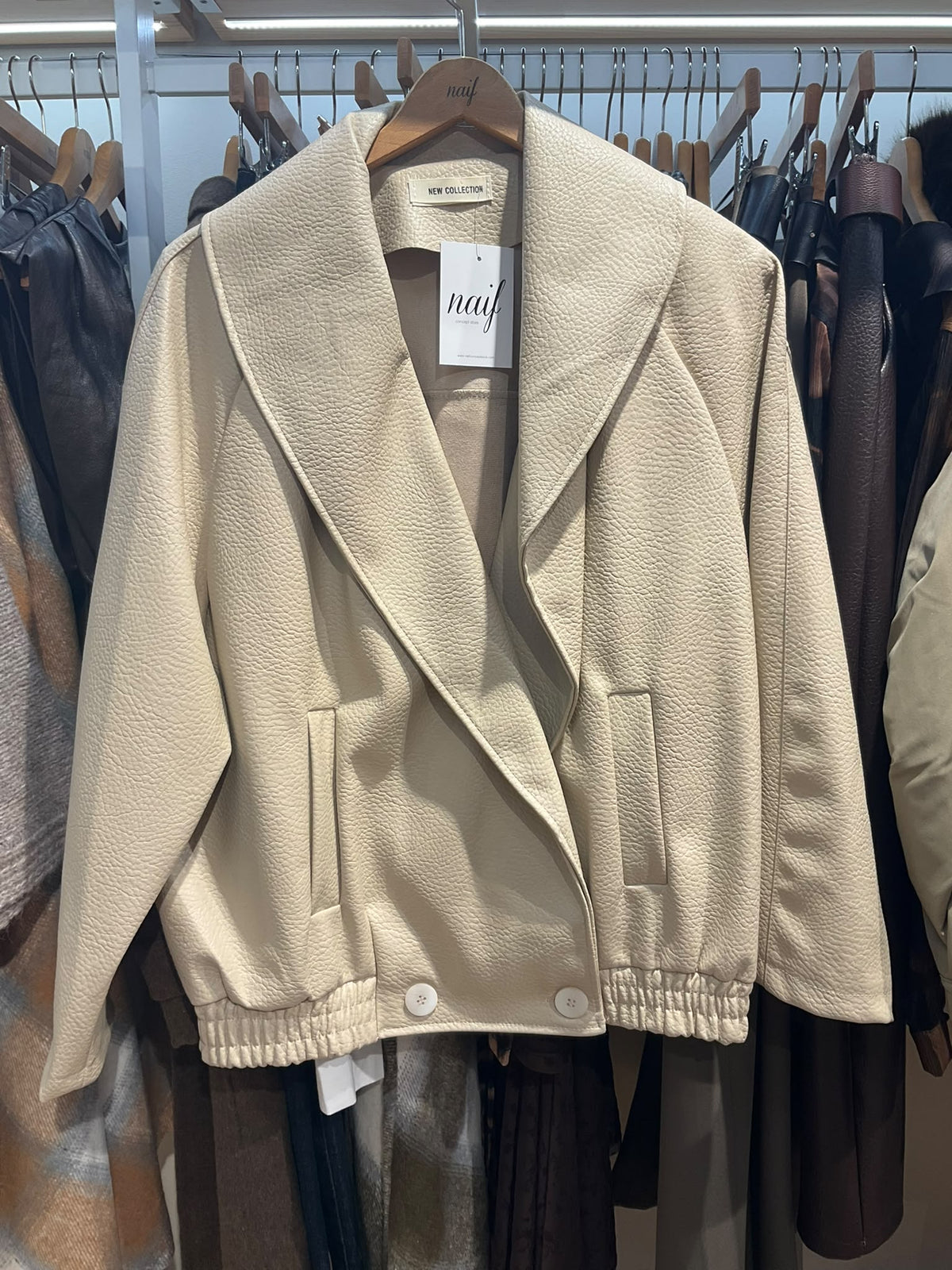 Chaqueta de imitación piel beige: fotografía original