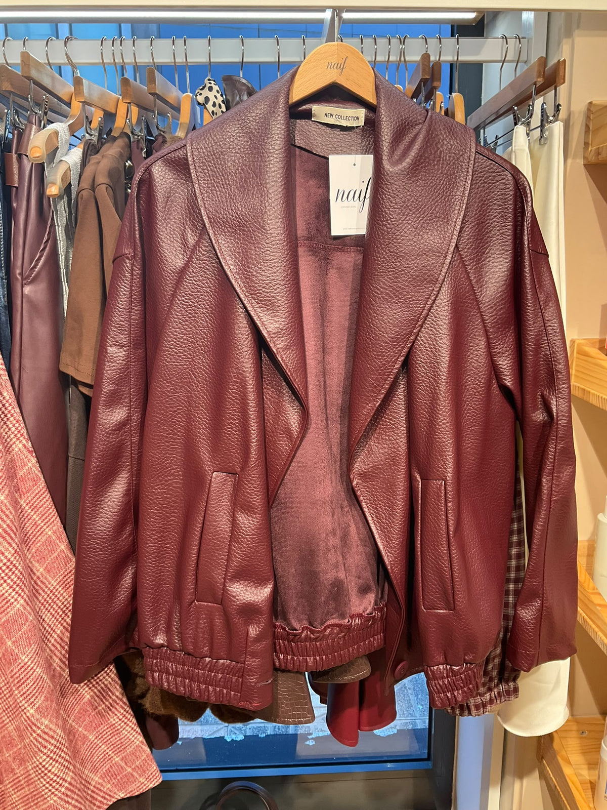 Chaqueta de imitación piel granate: fotografía original
