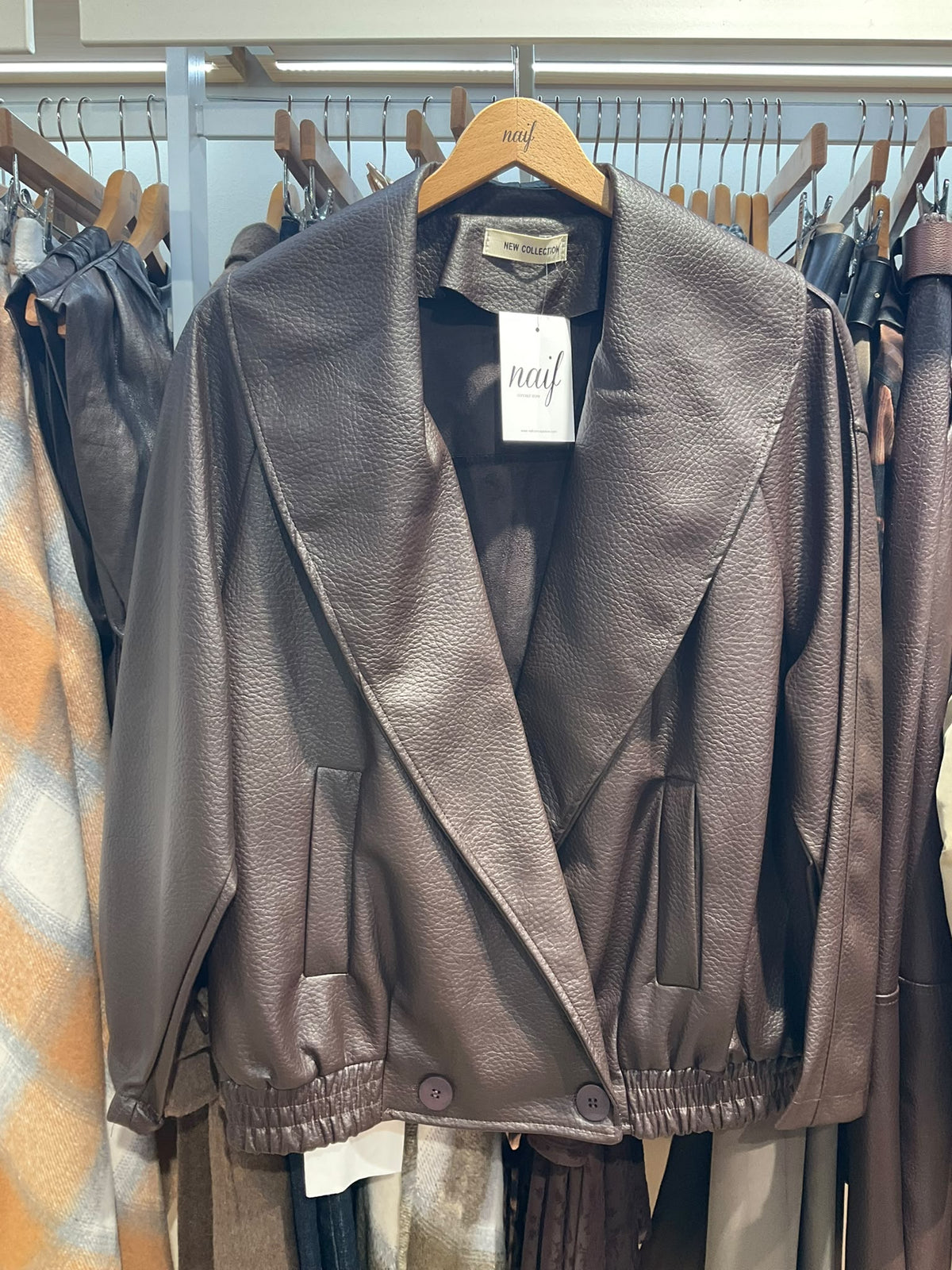 Chaqueta de imitación piel marrón: fotografía original