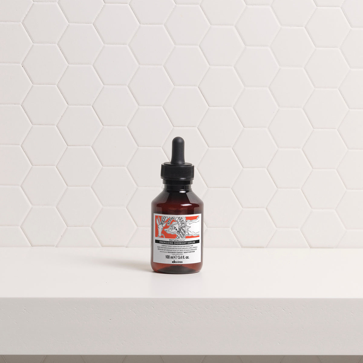 Davines Energizing Overnight Serum en ambiente de baño
