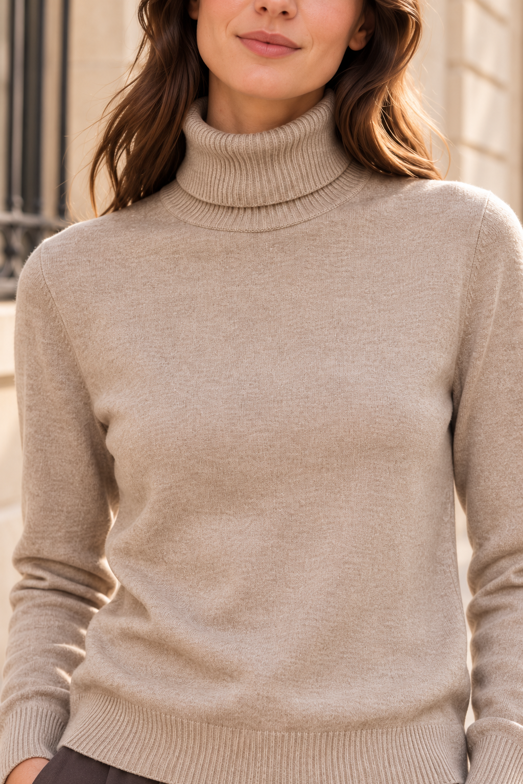 Detalle del cuello vuelto del jersey beis