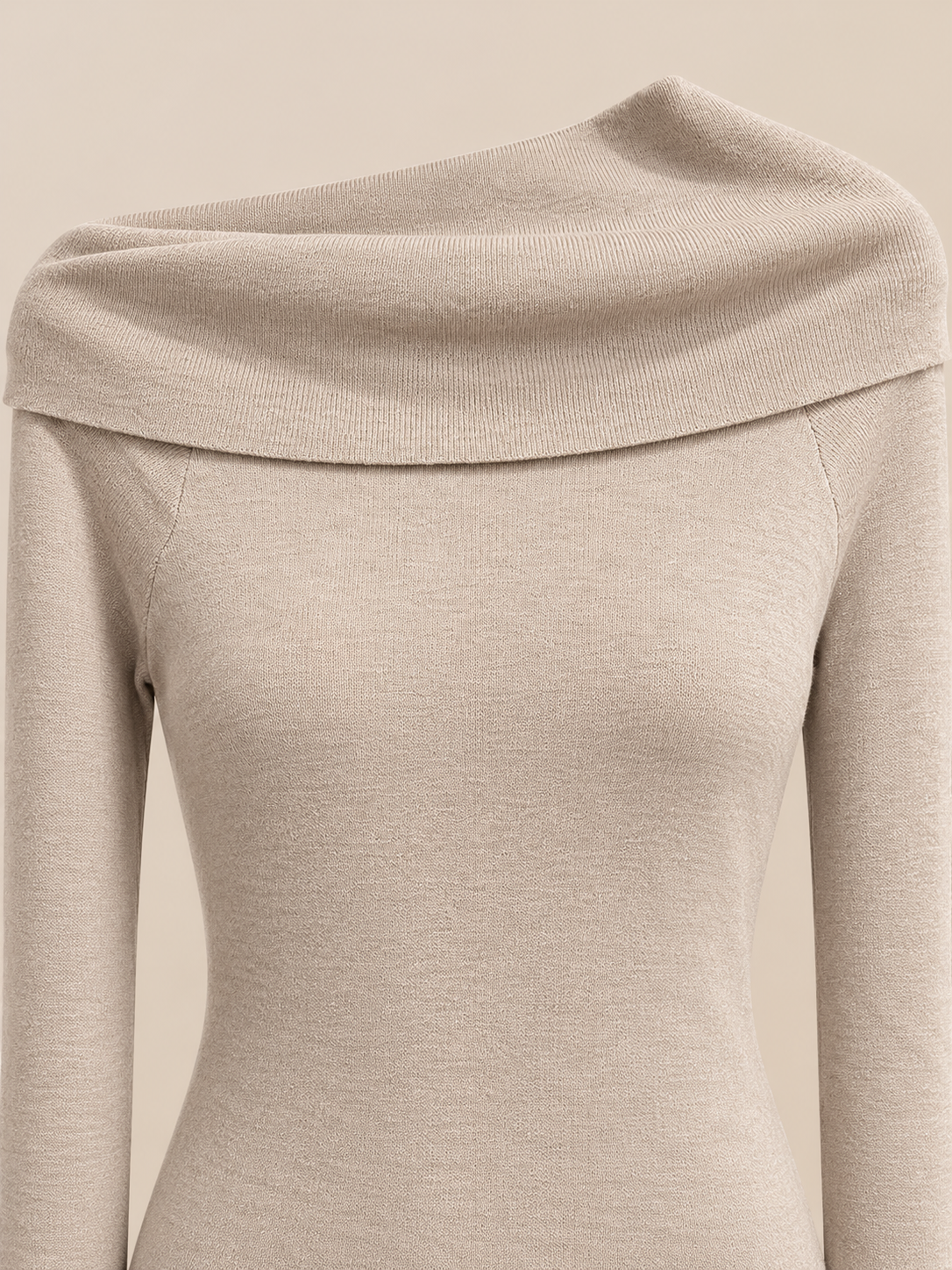 Detalle del escote amplio del jersey beige