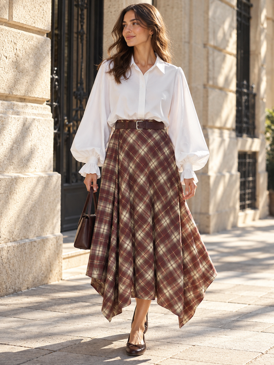 Modelo de cuerpo entero con blusa blanca de manga abullonada