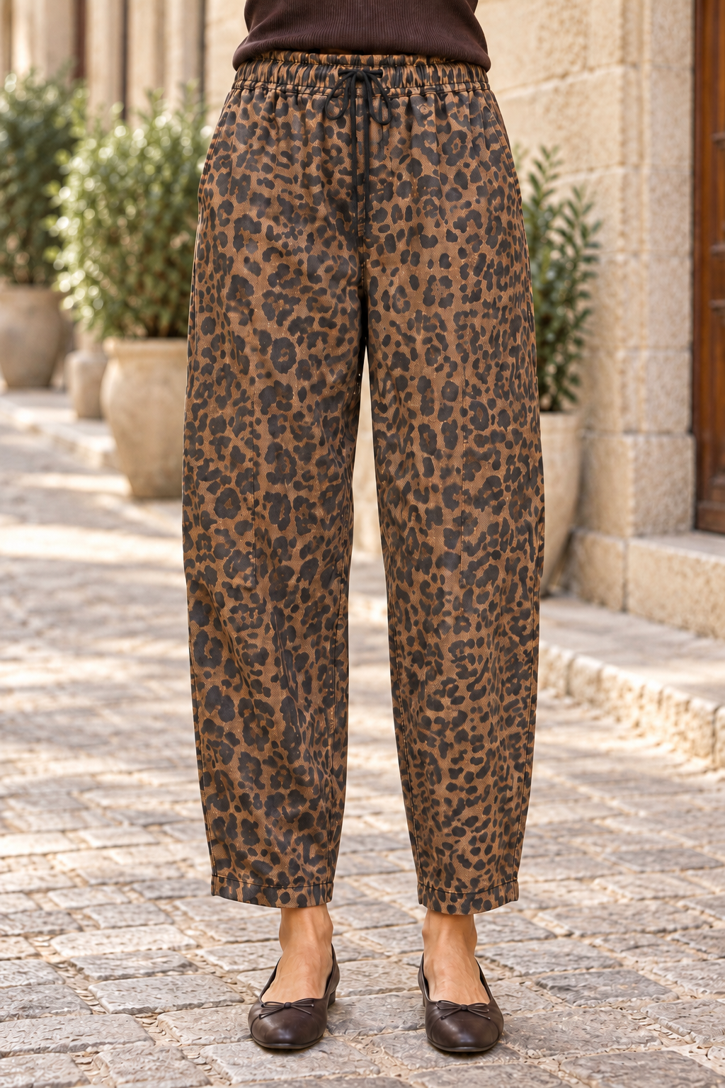 Detalle de cintura elástica y cordón del pantalón de leopardo