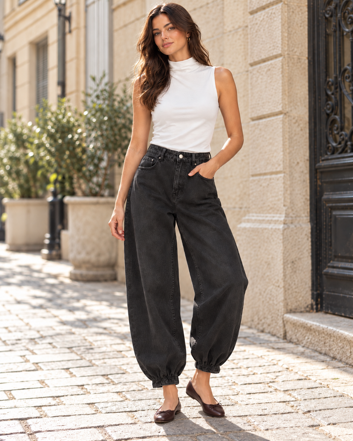 Top blanco de cuello alto sin mangas en look completo con modelo