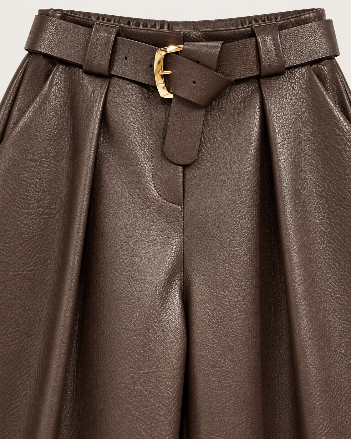 Detalle de la cintura, textura y hebilla dorada del pantalón culotte marrón