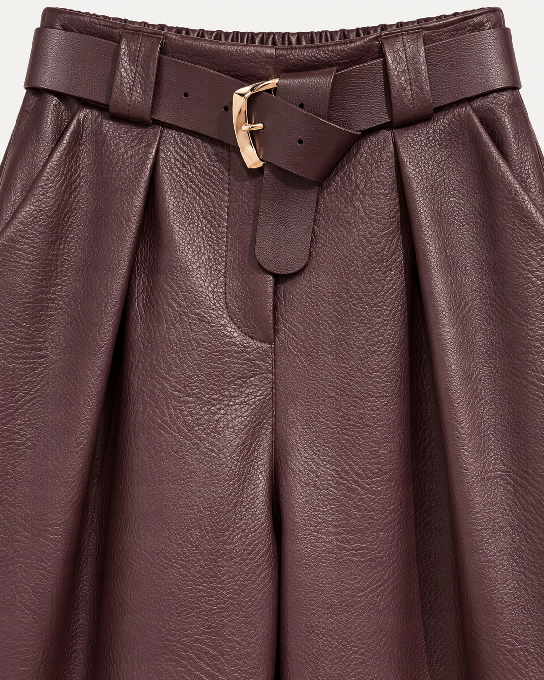 Detalle del cinturón con hebilla dorada y textura del pantalón culotte morado