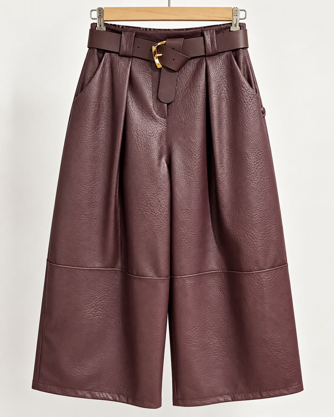 Pantalón culotte morado de pernera ancha con cinturón y hebilla dorada