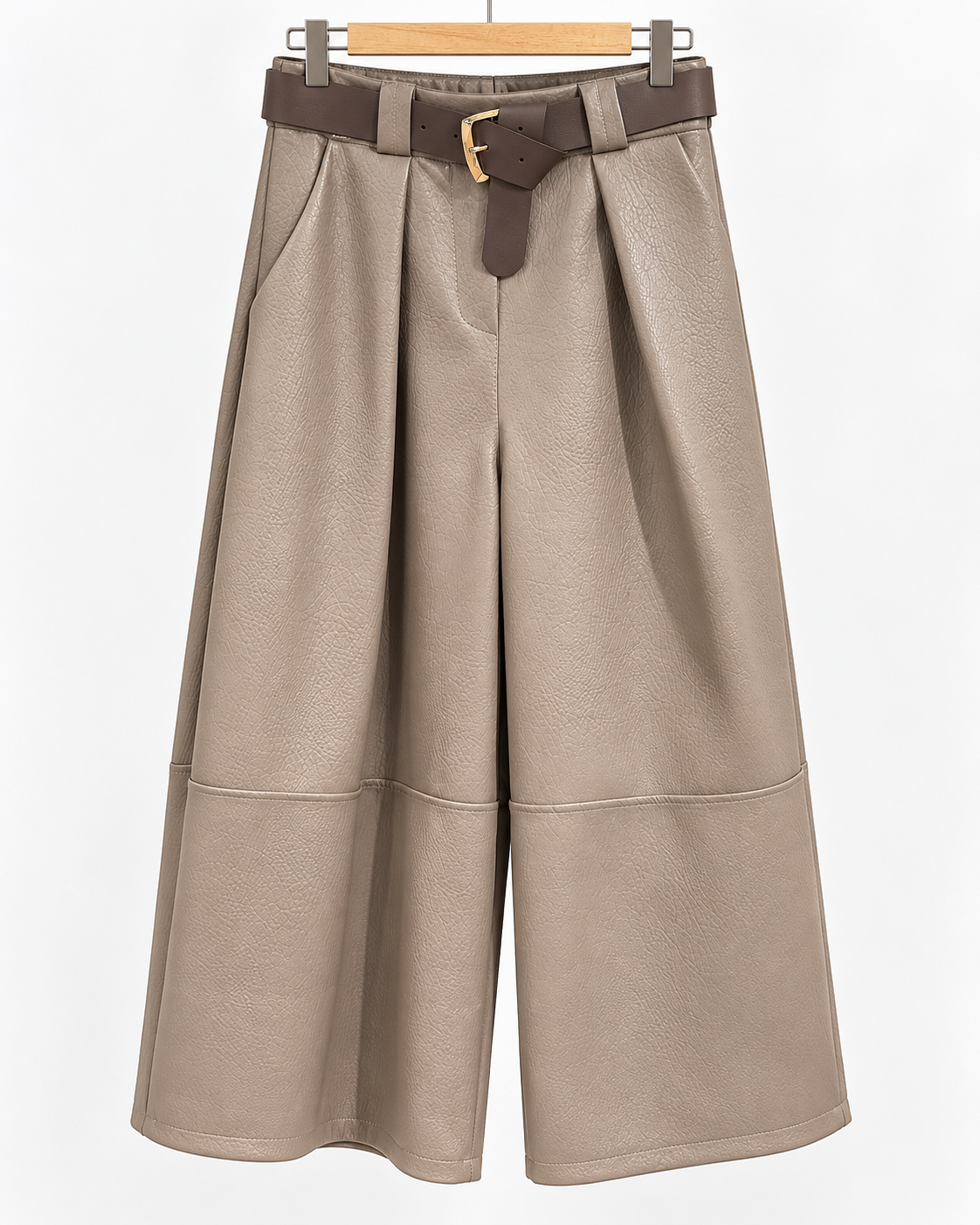 Pantalón culotte taupe claro de pernera ancha con cinturón y hebilla dorada