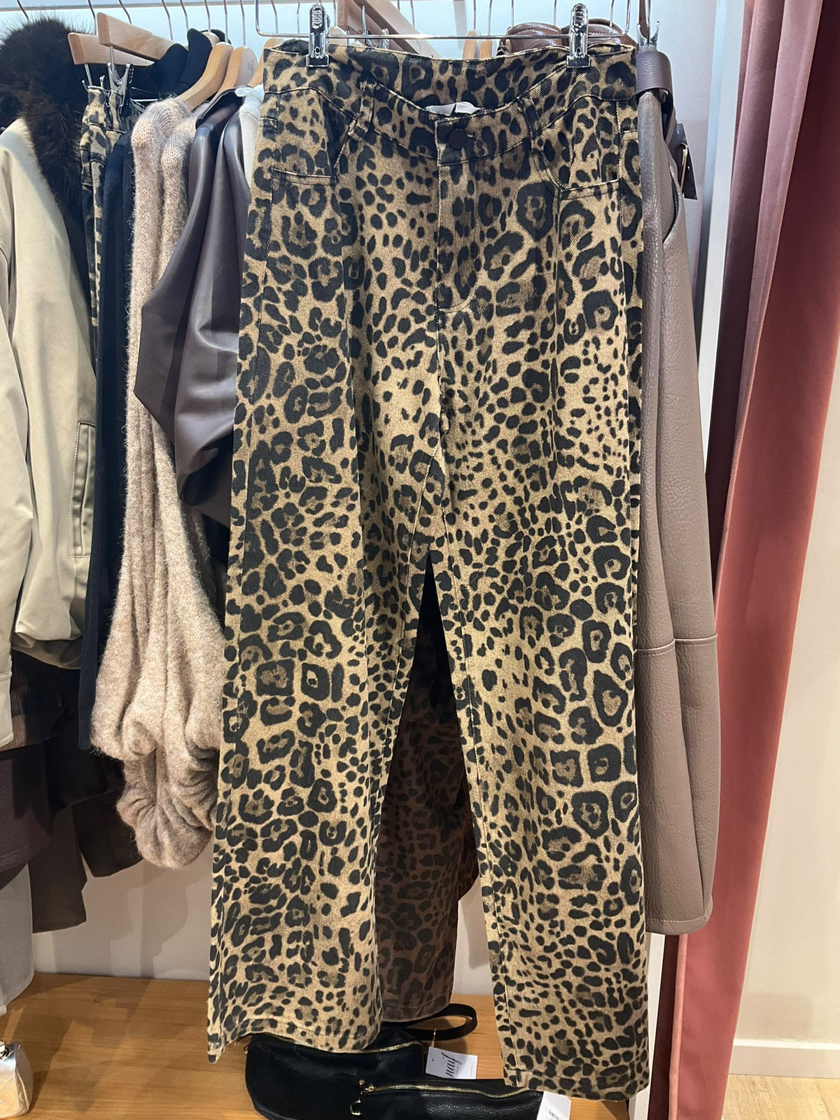 Pantalón leopardo original de frente sobre percha