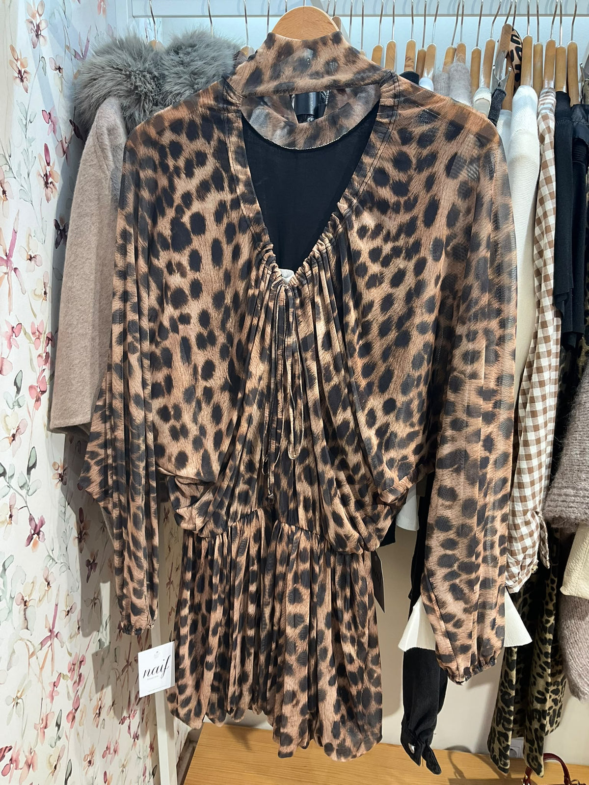 Vestido leopardo por detrás con abertura en espalda y bajo globo