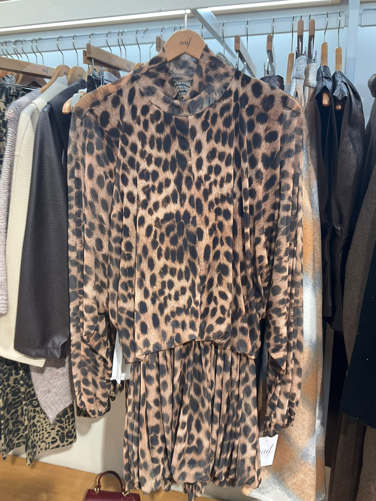 Vestido leopardo de frente con cuello alto y bajo efecto globo