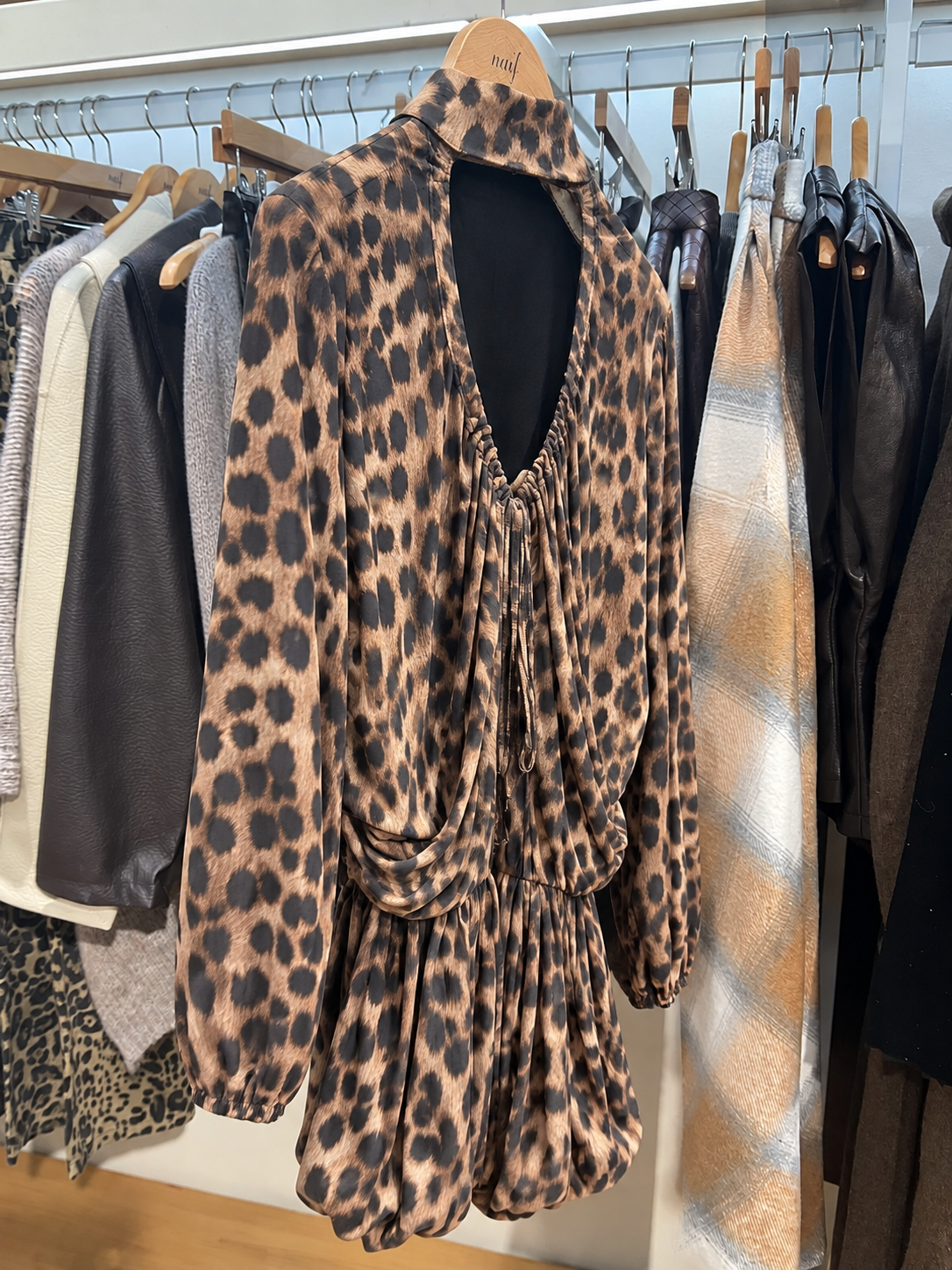 Vestido leopardo visto en ángulo, con abertura en espalda y bajo globo